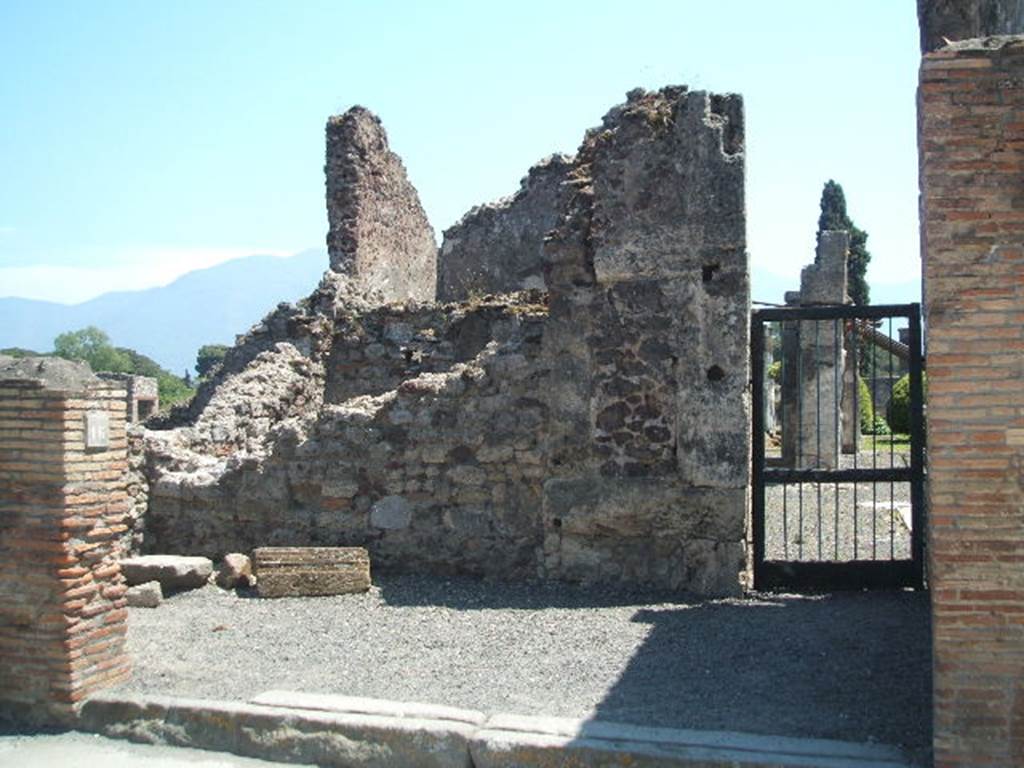 VIII.4.16 Pompeii. May 2005. Looking south to entrance doorway.