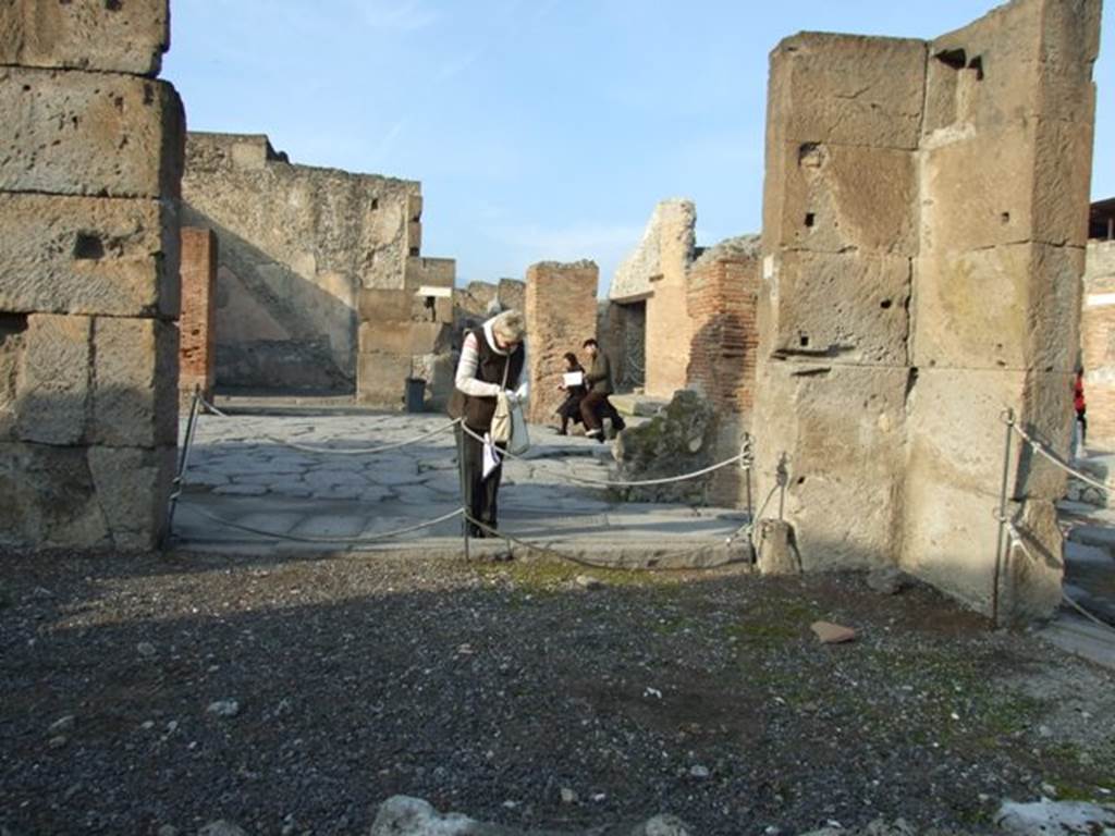 VIII.4.17 Pompeii. December 2007. Looking north from interior of shop onto Via dell’ Abbondanza.