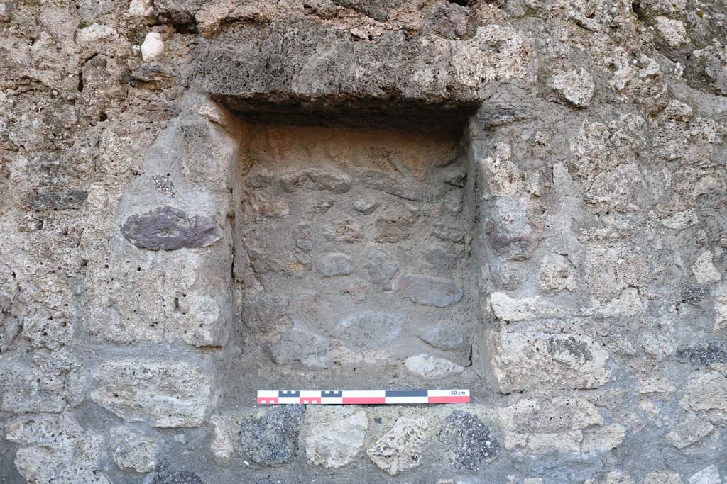 VIII.4.19 Pompeii. December 2018. Detail of niche/recess in west wall of rear room. Photo courtesy of Aude Durand.