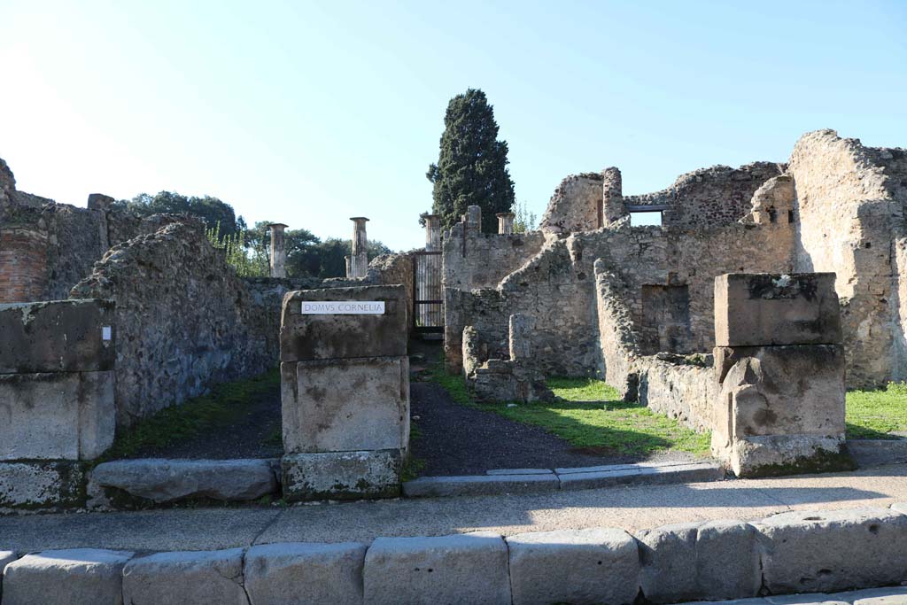 VIII.4.23 Pompeii, on left, and VIII.4.22, on right. December 2018. Looking west from Via Stabiana. Photo courtesy of Aude Durand.