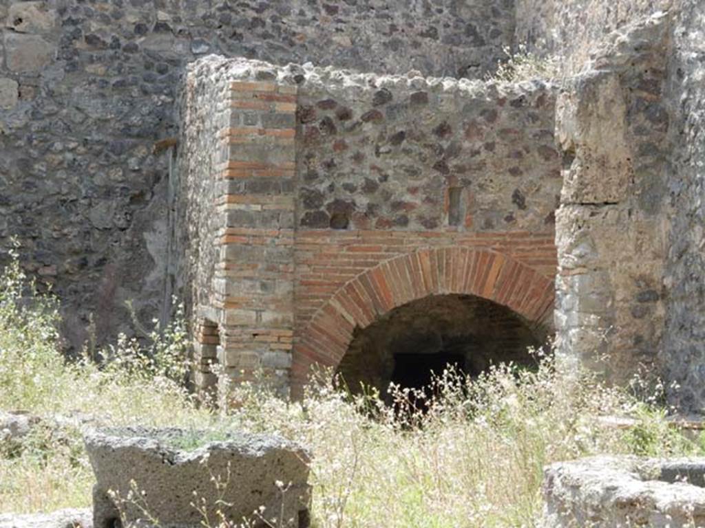 VIII.4.27 Pompeii. May 2017. Oven. Photo courtesy of Buzz Ferebee.