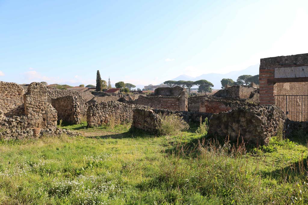 VIII.4.29/27 Pompeii. December 2018. 
Looking south-east across garden area, from near rear entrance at VIII.4.29. Photo courtesy of Aude Durand.

