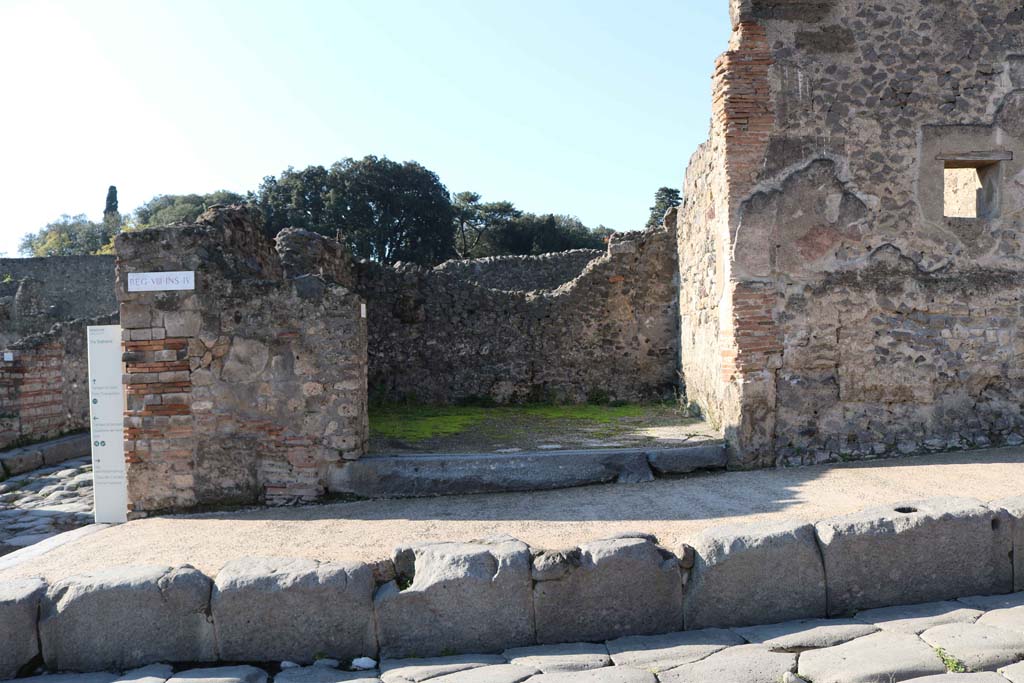 VIII.4.28 Pompeii. December 2018. 
Looking west to entrance on Via Stabiana, on corner of junction with Via del Tempio d’Iside. Photo courtesy of Aude Durand.
