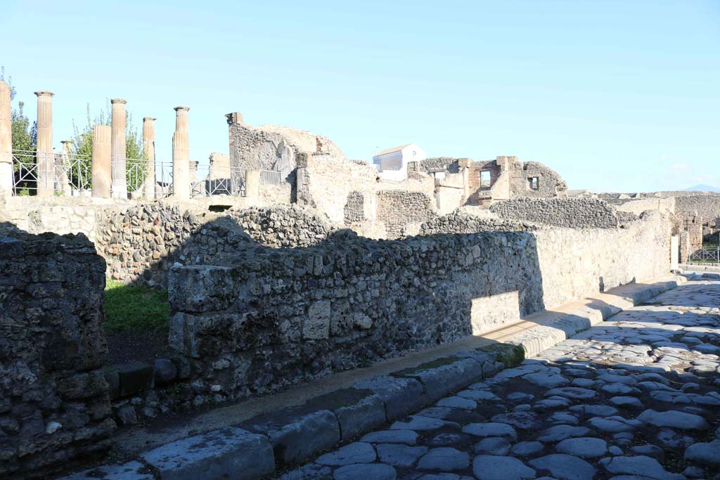 VIII.4.29 Pompeii. December 2018. 
Looking north-east from Via del Tempio d’Iside, towards side/rear doorway of VIII.4.27, on left. Photo courtesy of Aude Durand.
