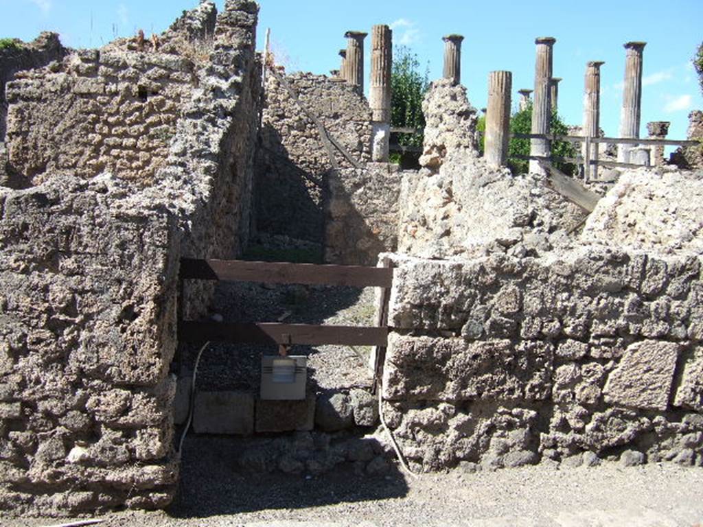 VIII.4.29 Pompeii. September 2005. Entrance doorway to rear of VIII.4.27.