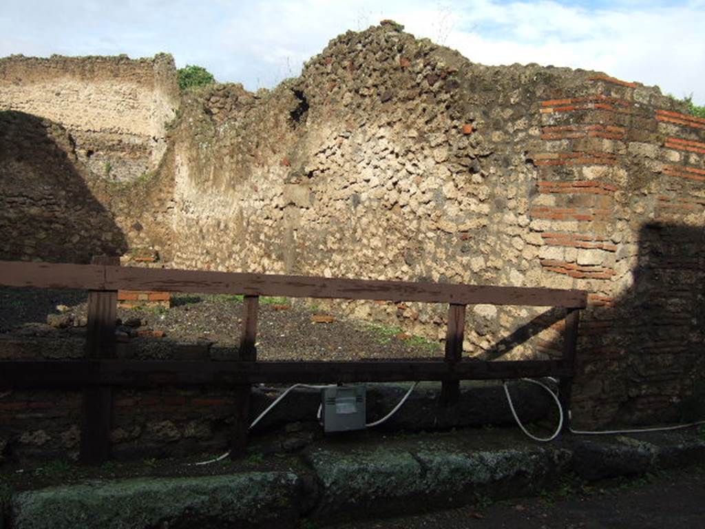 VIII.4.31 Pompeii. December 2005. Looking towards the north-east side.