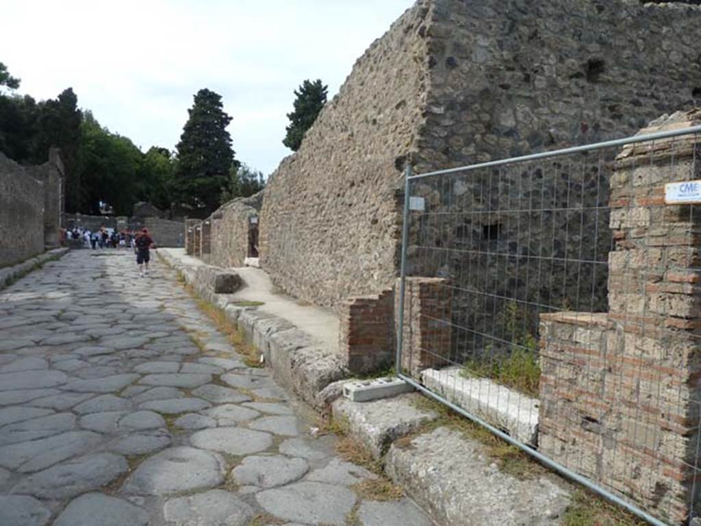 VIII.4.33 Pompeii, on right. September 2015. Looking west along north side of Via del Tempio d’Iside.