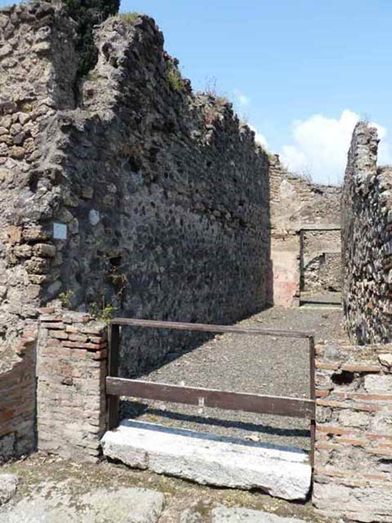 VIII.4.33 Pompeii. May 2010. West wall of entrance corridor.