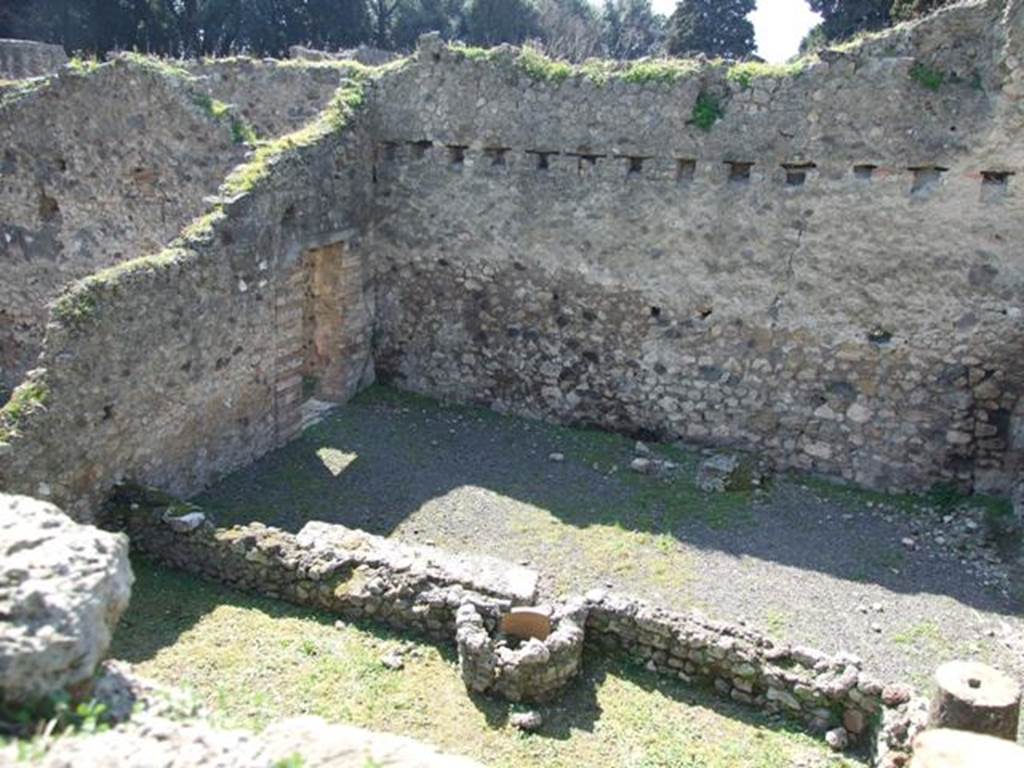 VIII.4.33 Pompeii.  March 2009. Looking west onto peristyle area and courtyard. The door in the south wall leads back into the entrance corridor. Taken from above.  