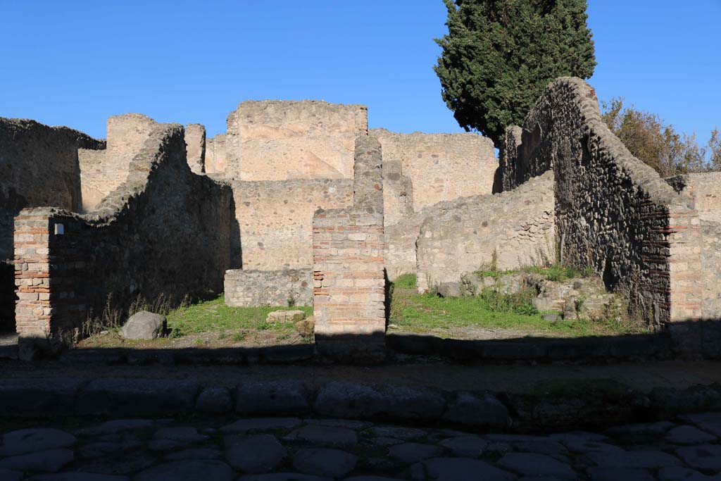 VIII.4.36 Pompeii, on left, and VIII.4.35, on right. December 2018. Looking north on Via del Tempio d’Iside. Photo courtesy of Aude Durand.