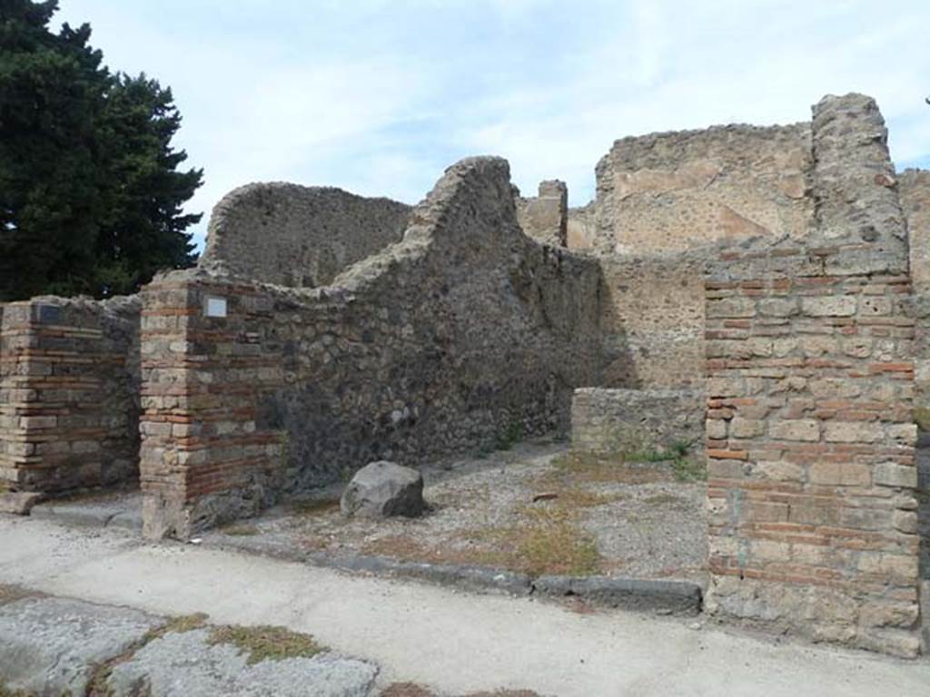 VIII.4.37 Pompeii, on left and VIII.4.36, in centre. September 2015. Looking north to entrance doorways on north side of Via del Tempio d’Iside.