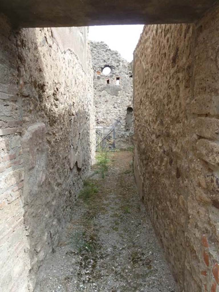 VIII.4.37 Pompeii. September 2015. Corridor leading eastwards.
