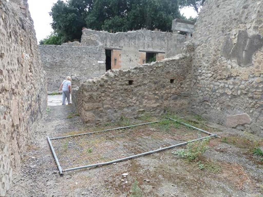 VIII.4.37 Pompeii. September 2015. South wall of central courtyard with corridor.