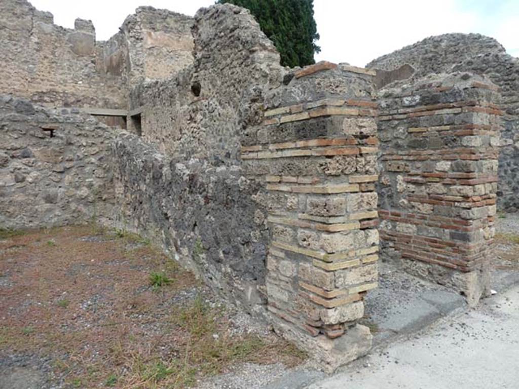 VIII.4.38 Pompeii. September 2015. East side of shop, together with entrance doorway of VIII.4.37, on right.

