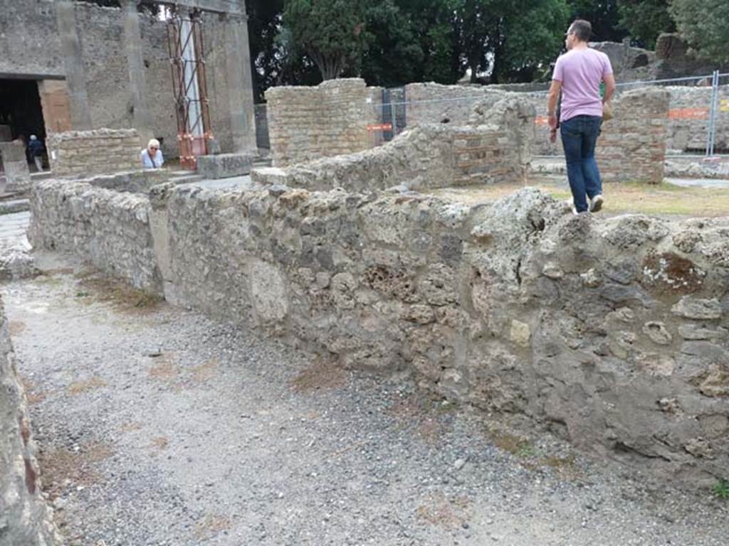 VIII.4.39 Pompeii. September 2015. Looking south along west wall, of shop (on left) and corridor/rear rooms (on right).