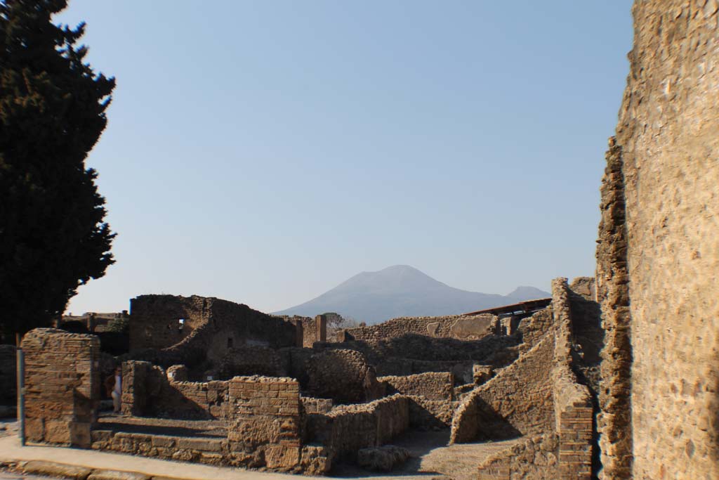 VIII.4.40 Pompeii. September 2015. Threshold of entrance doorway, looking west.