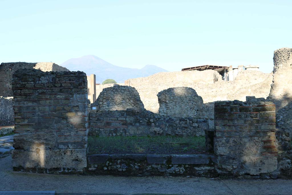 VIII.4.40a Pompeii. September 2005. Entrance on Via del Tempio d’Iside, looking north.