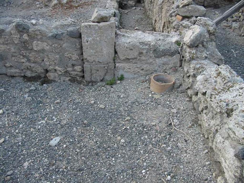 VIII.4.40 Pompeii. September 2015. Lower part of photo, looking towards north wall and north-west corner. The upper photo is part of VIII.4.41/42.

