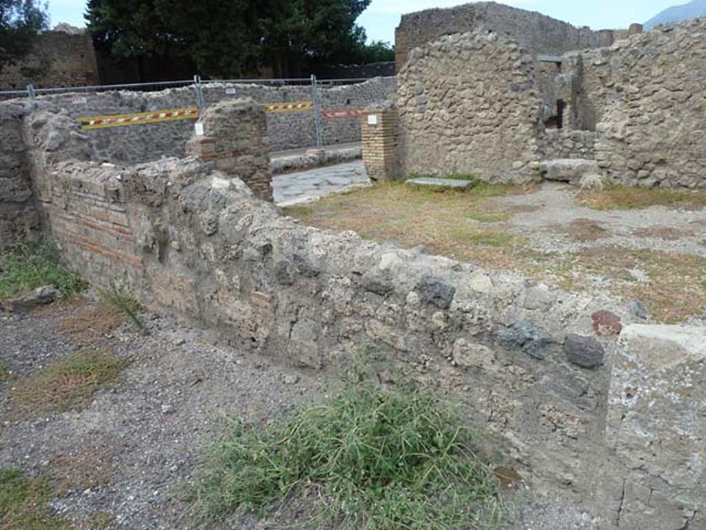 VIII.4.40 Pompeii. September 2015. Floor near doorway on west side.