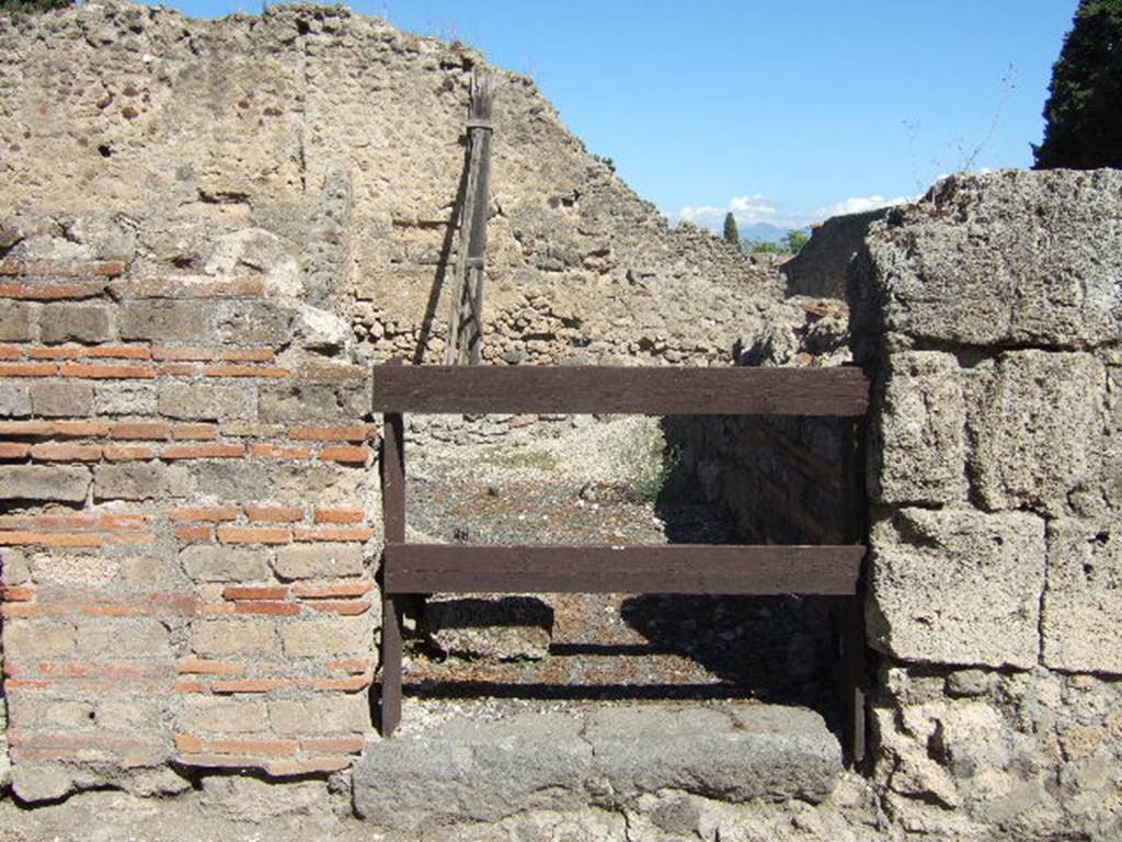 VIII.4.41 Pompeii.  Public latrine.  September 2005.  Entrance.