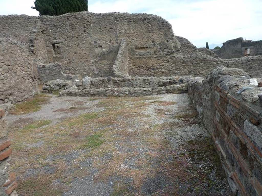 VIII.4.41 Pompeii. September 2015. Looking east from entrance. The latrine appeared to be in the lower right of the photo, in a curved area. The area at the rear of the photo belonged to VIII.4.42.
