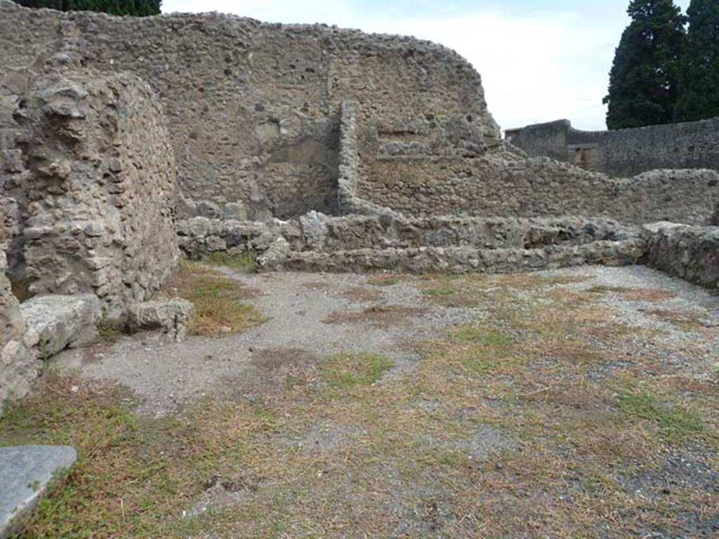 VIII.4.42 Pompeii. September 2015. Looking east from entrance doorway. 

 
