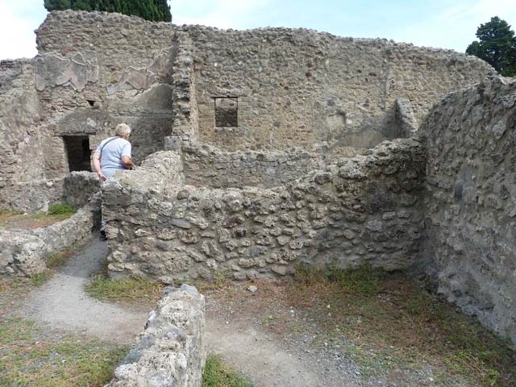 VIII.4.43 Pompeii. September 2015. East wall, with doorway linking to shop at VIII.4.44 in the north-east corner.