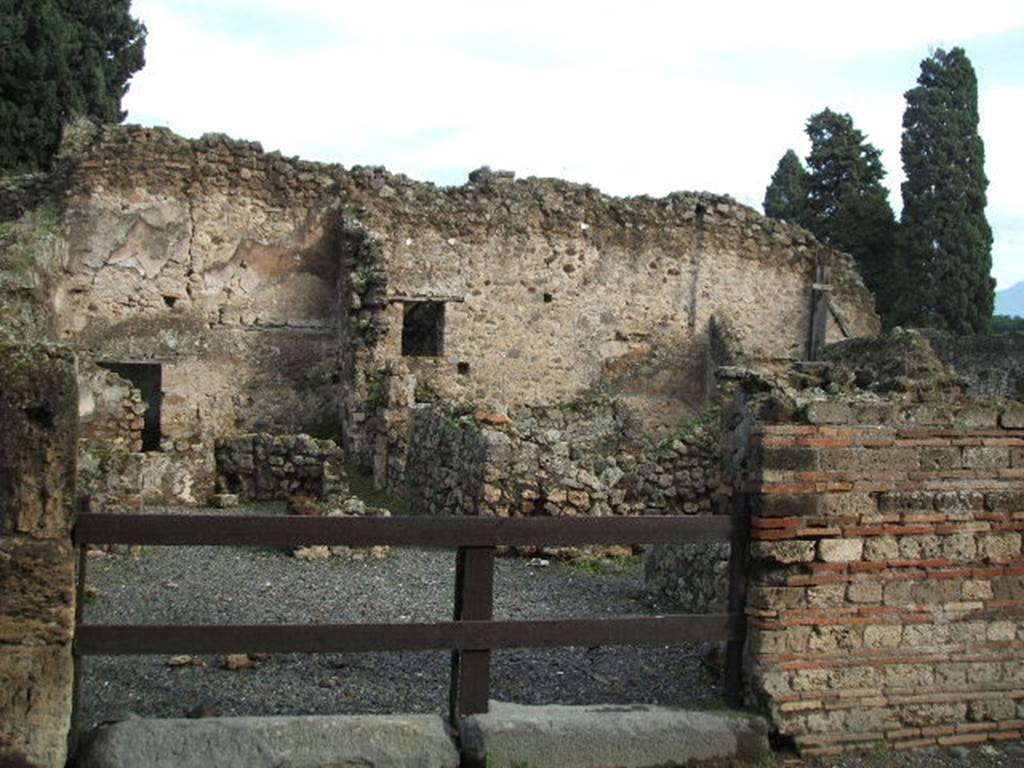 VIII.4.44 Pompeii. December 2004. Entrance, looking south-east across shop. At the rear can be seen the triclinium, on the left, and corridor to rear, linked to VIII.4.43, on the right.
