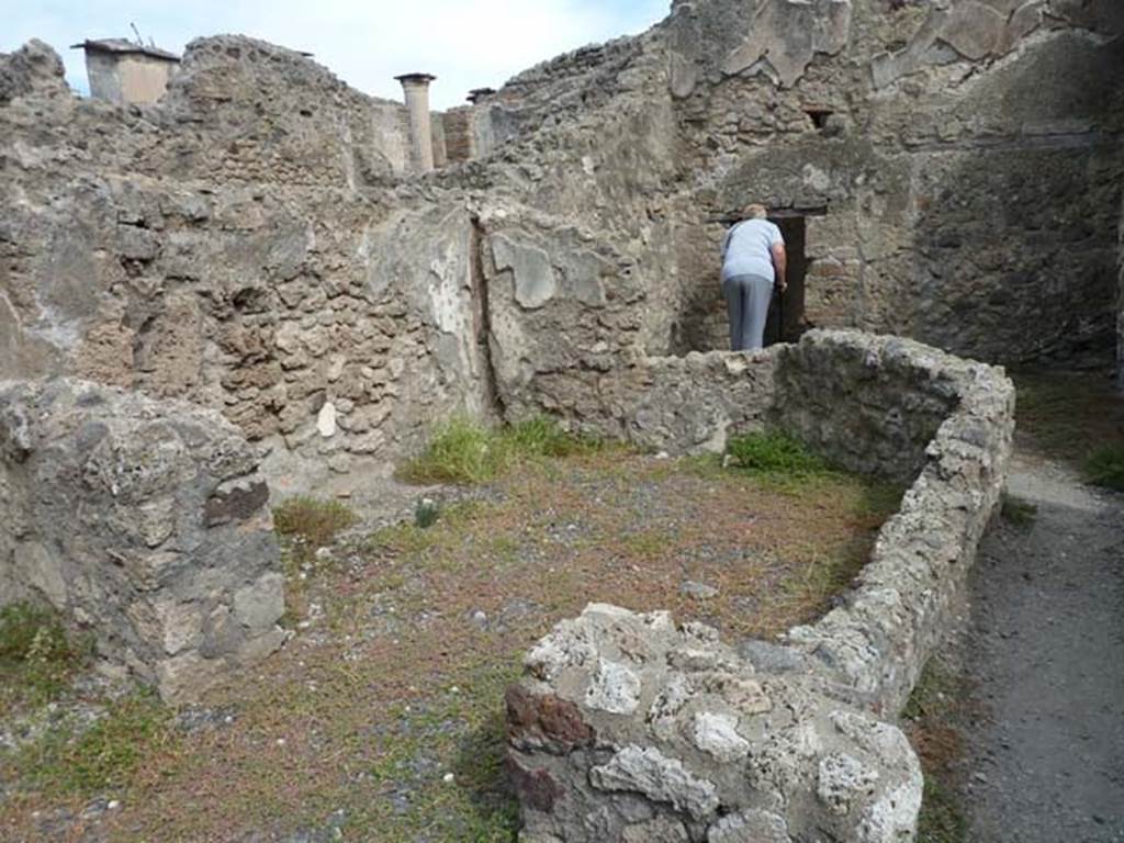 VIII.4.44 Pompeii. September 2015. Triclinium at rear of shop.