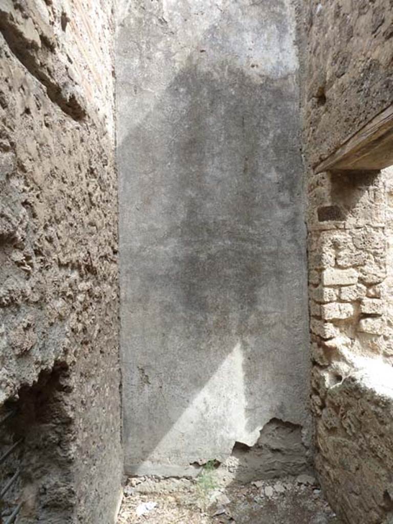 VIII.4.44 Pompeii. September 2015. East wall of small light-yard.