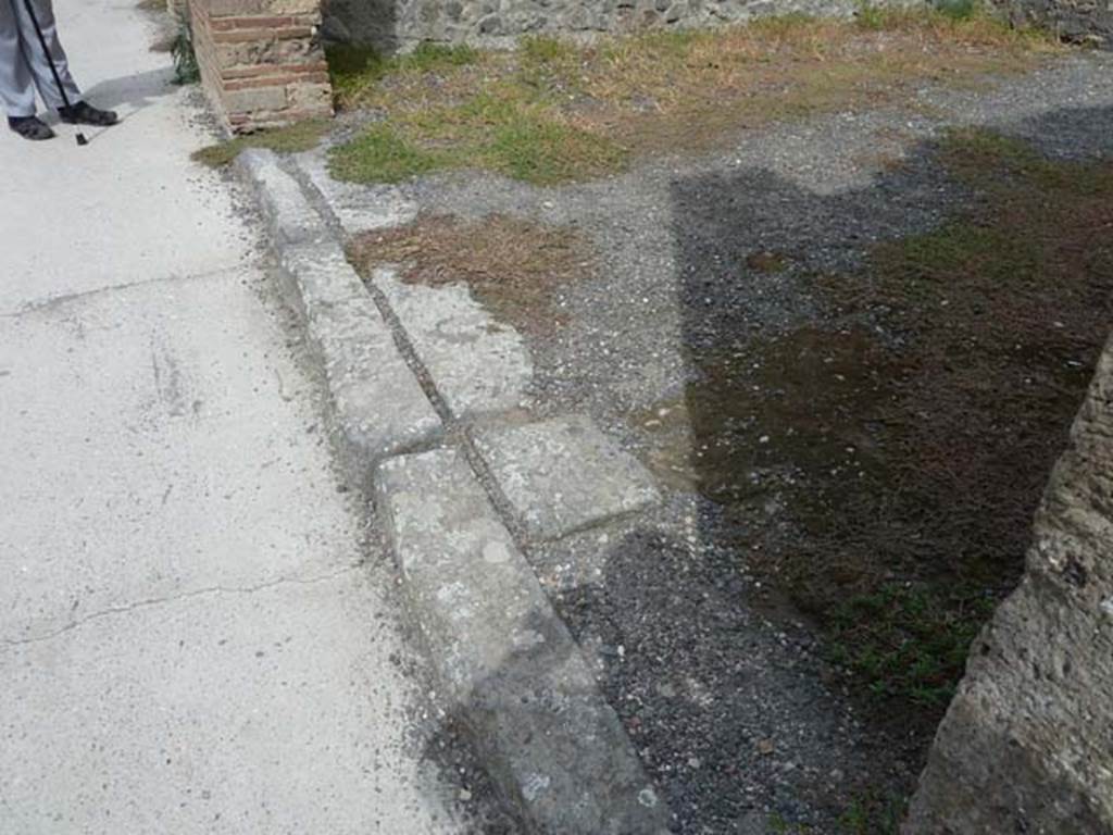 VIII.4.48 Pompeii. September 2015. Threshold to shop entrance doorway.