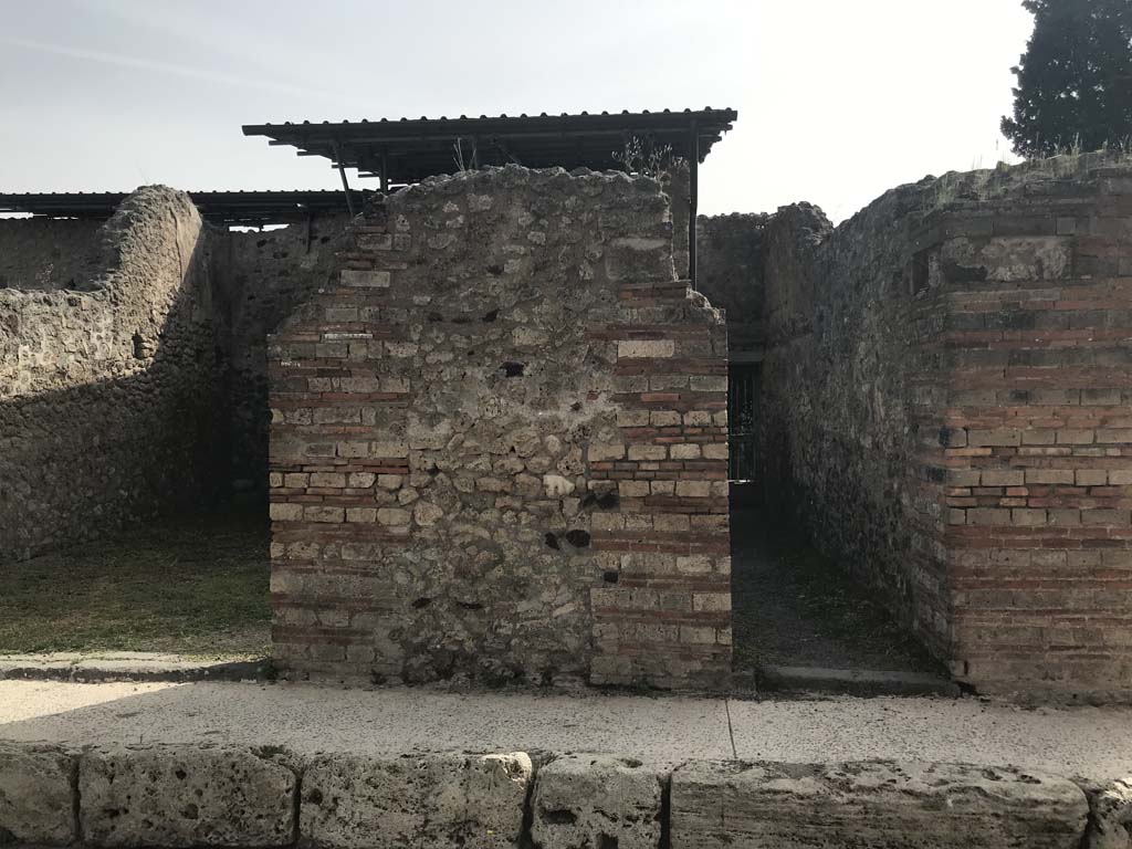 VIII.4.50 Pompeii, on left and VIII.4.49. April 2019. 
Looking east to pilaster between two linked doorways. Photo courtesy of Rick Bauer.

