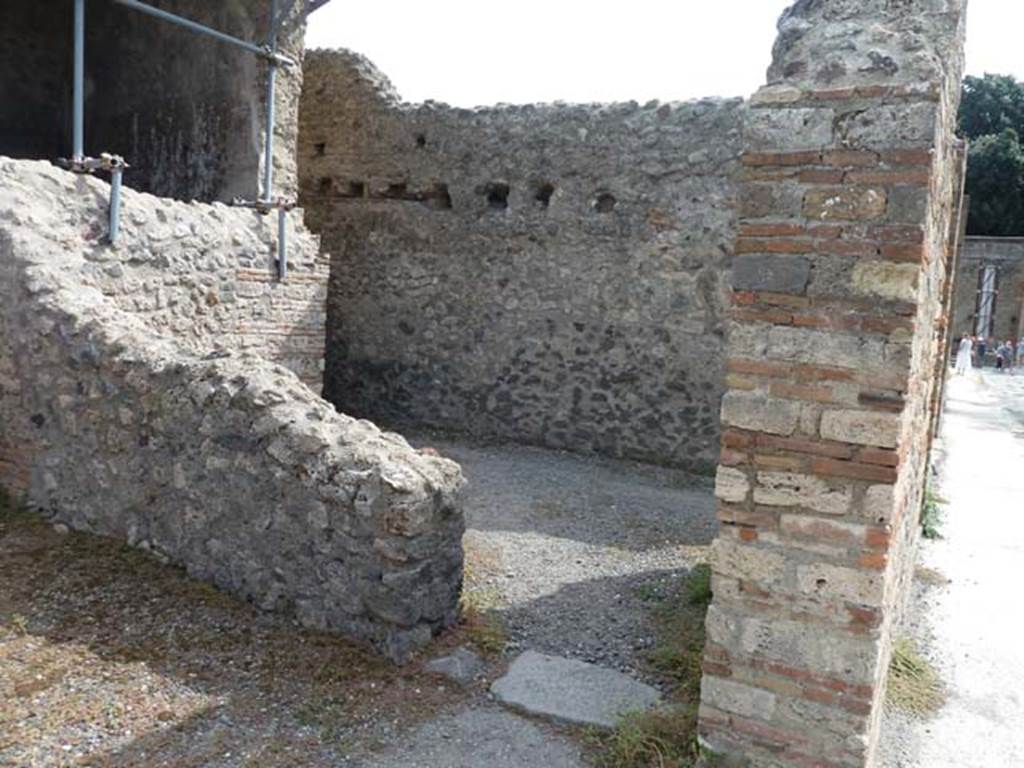 VIII.4.50 Pompeii. September 2015. Looking towards south wall and doorway linking to VIII.4.49.


