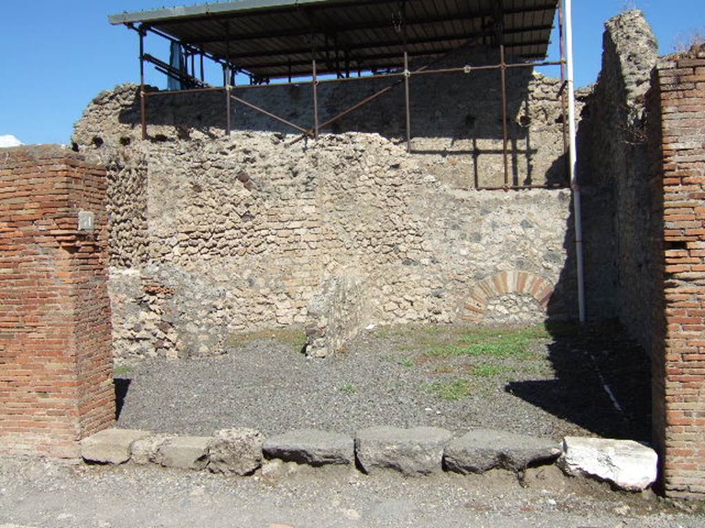 VIII.4.51 Pompeii. September 2005.  Entrance, looking east to large rear room, found with large terracotta pots, probably storing oil.