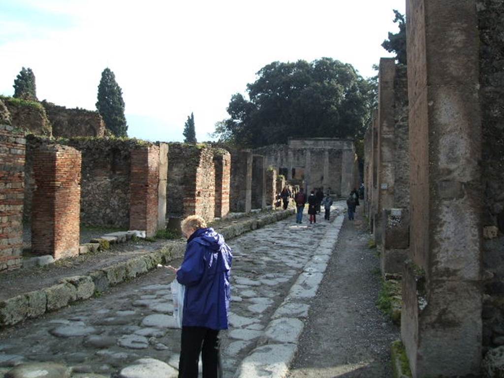 VIII.4.52 Pompeii. December 2004. Via dei Teatri looking south.          VIII.5 on right.