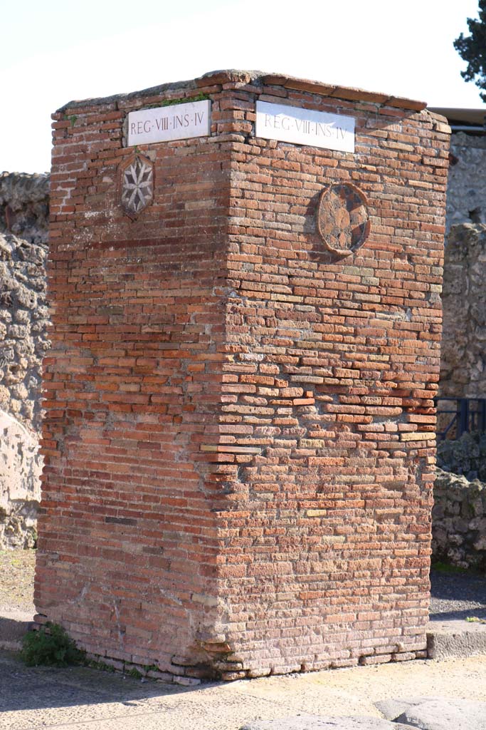 VIII.4.53 Pompeii, on right. December 2018. 
Corner pilaster between Via dell’Abbondanza, on left, and Via dei Teatri, on right.
Photo courtesy of Aude Durand.

