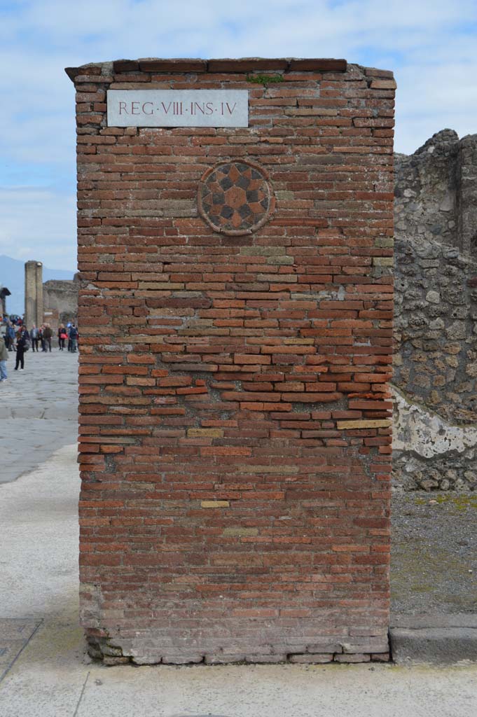 VIII.4.53 Pompeii. March 2018. Looking east to pilaster on corner of Via dei Teatri.
Foto Taylor Lauritsen, ERC Grant 681269 DÉCOR.
