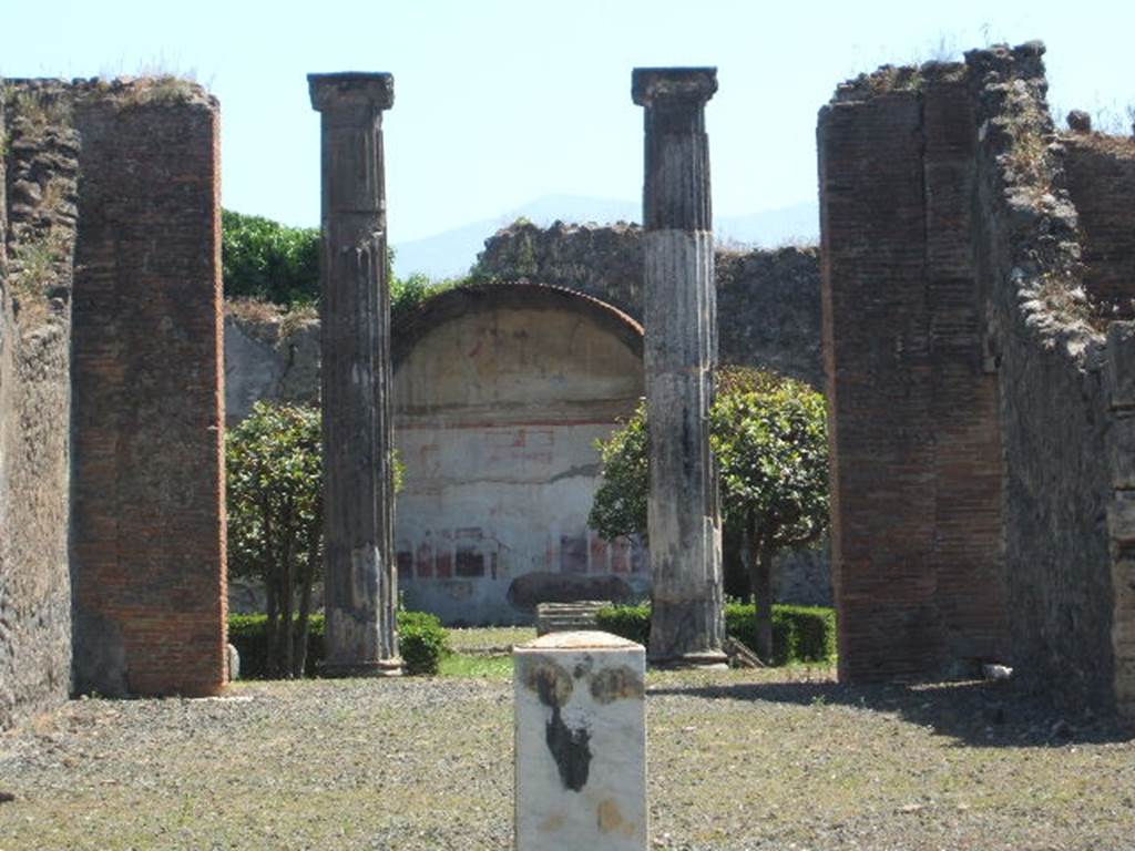 VIII.5.2 Pompeii.  May 2005. Looking south through Tablinum to Garden.