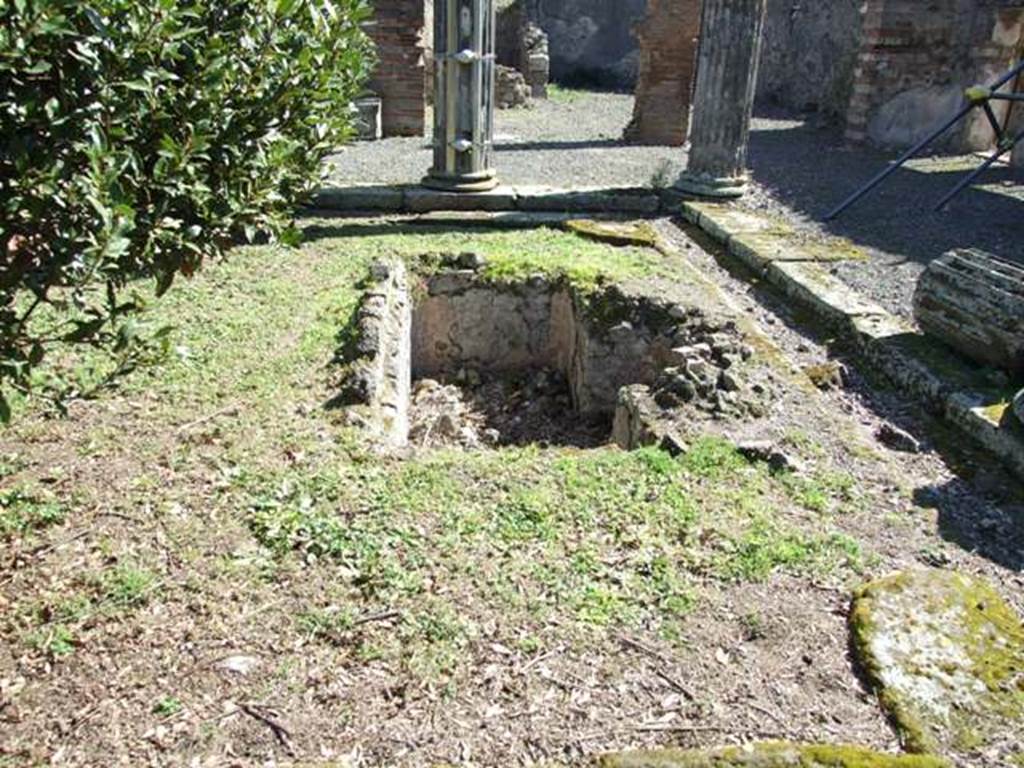 VIII.5.2 Pompeii.  March 2009.  Room 8. Peristyle garden. South end. Rectangular pool, with semicircular side.