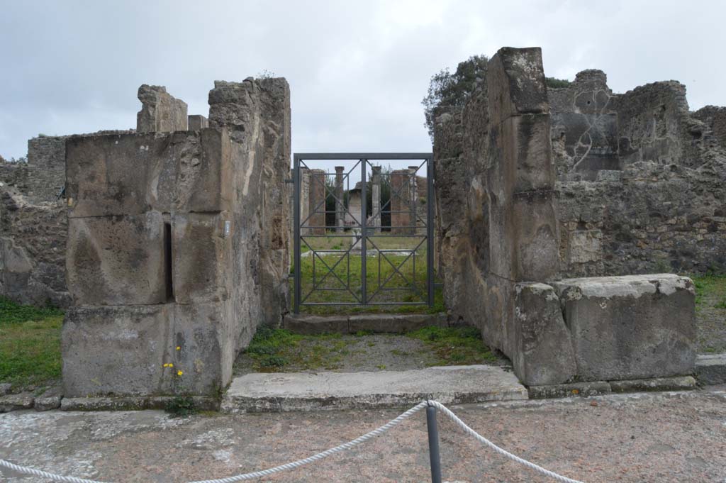 VIII.5.2 Pompeii. March 2019. Looking south to entrance doorway and vestibule.
Foto Taylor Lauritsen, ERC Grant 681269 DÉCOR.
