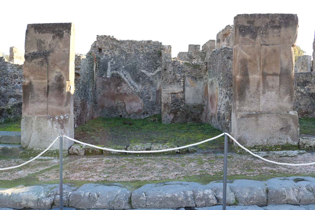 VIII.5.4, Pompeii. December 2018. Looking south to entrance doorway on Via dell’Abbondanza. Photo courtesy of Aude Durand.