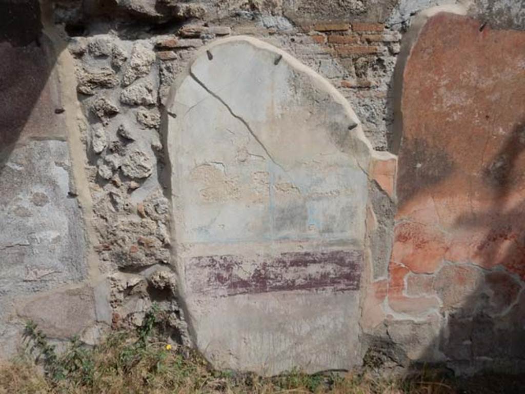 VIII.5.16 Pompeii. May 2017. Room 7, detail from east end of north wall, and north-east corner. Photo courtesy of Buzz Ferebee.
