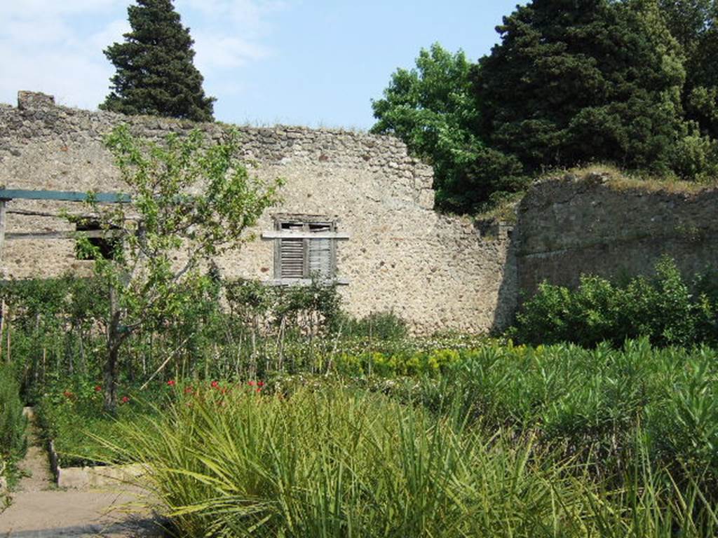 VIII.5.16 Pompeii. May 2006. Looking east across garden area.