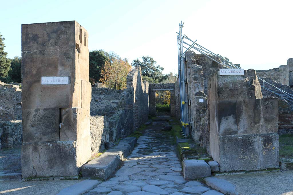 Small roadway, Pompeii. December 2018. 
Looking south between VIII.5.19, on left, and VIII.5.11, on right. 
VIII.5.18 is the small doorway in the side road, left of centre. Photo courtesy of Aude Durand.


