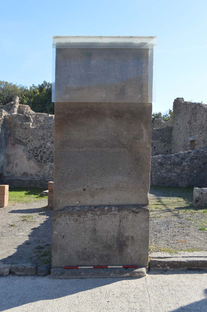 VIII.5.20 Pompeii, on left, and VIII.5.19, on right. October 2017.
Pilaster between two entrance doorways.
Foto Taylor Lauritsen, ERC Grant 681269 DÉCOR.
