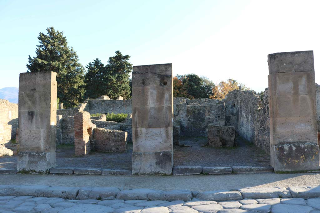 Via dell’Abbondanza, Pompeii. South side. December 2018. 
Looking south from VIII.5.22, centre left, and VIII.5.21, on right. Photo courtesy of Aude Durand.

