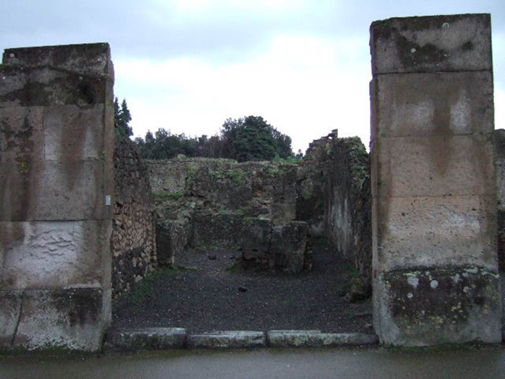 VIII.5.21 Pompeii. December 2005. Entrance doorway, looking south.