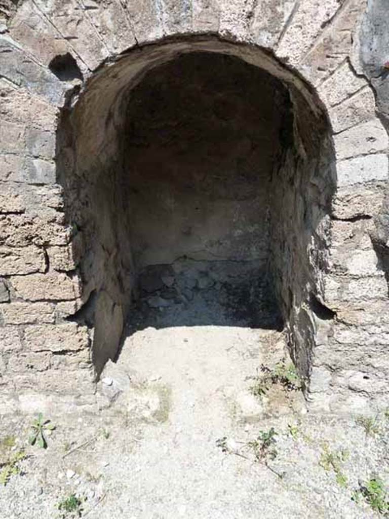 VIII.5.24 Pompeii. May 2010. Room 13, Arched recess.