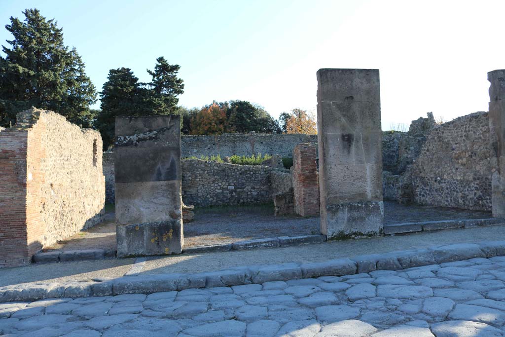 Via dell’Abbondanza, south side, Pompeii. December 2018. 
Looking south towards VIII.5.24, on left, VIII.5.23, in centre, and VIII.5.22, on right. Photo courtesy of Aude Durand.
