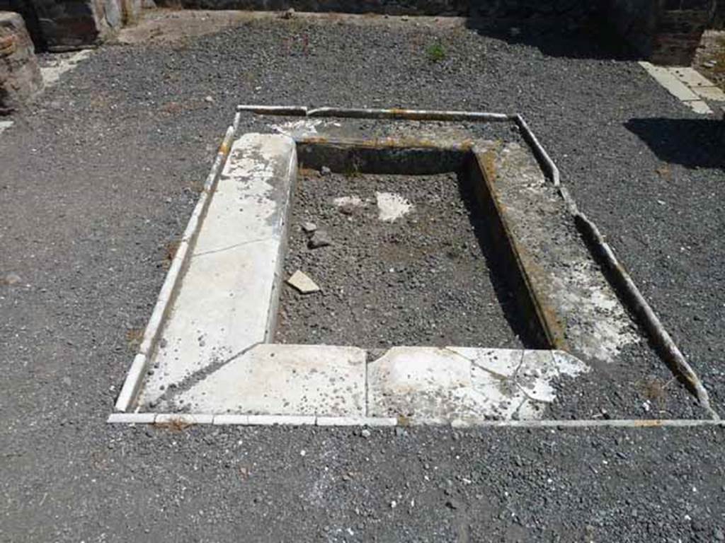 VIII.5.24 Pompeii. May 2010. Room 1, marble impluvium in atrium.